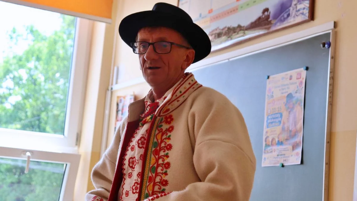 Warsztaty regionalne dla dzieci z udziałem gawędziarza w stroju lachowskim w Starej Wsi