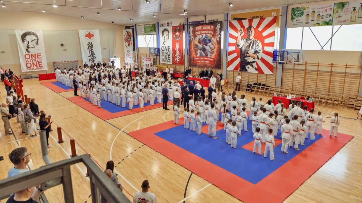 Młodzi zawodnicy karate walczący na macie podczas turnieju w Limanowej