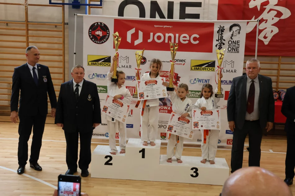 Ponad 200 karateków z czterech krajów - triumf gospodarzy - zdjęcie 12