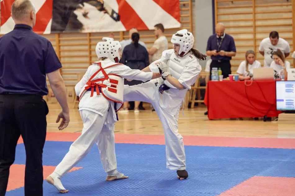 Ponad 200 karateków z czterech krajów - triumf gospodarzy - zdjęcie 14