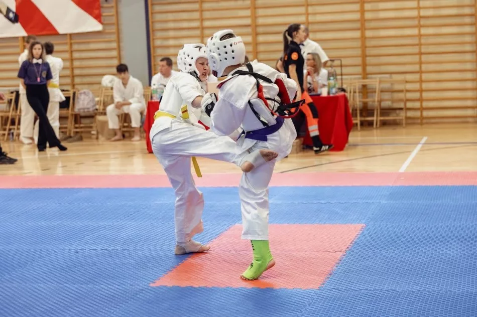 Ponad 200 karateków z czterech krajów - triumf gospodarzy - zdjęcie 15