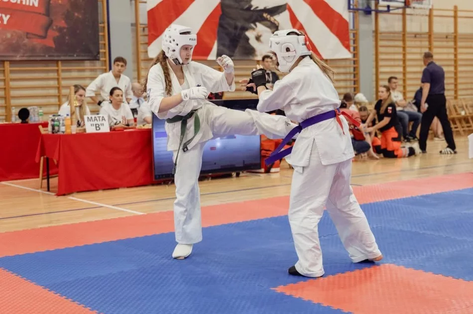 Ponad 200 karateków z czterech krajów - triumf gospodarzy - zdjęcie 17