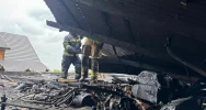 Ogień zniszczył budynek gospodarczy. Strażacy bronili domu - zdjęcie 2
