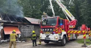 Ogień zniszczył budynek gospodarczy. Strażacy bronili domu - zdjęcie 4