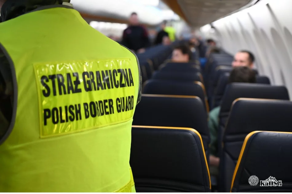 Szturm na samolot i akcja w terminalu. Nocne ćwiczenia służb na lotnisku (ZDJĘCIA) - zdjęcie 4