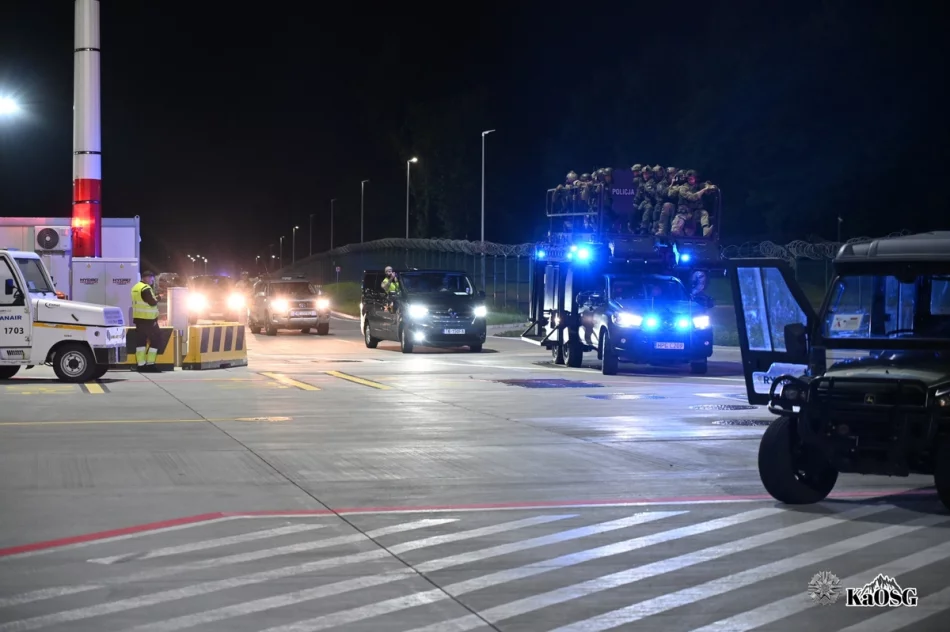 Szturm na samolot i akcja w terminalu. Nocne ćwiczenia służb na lotnisku (ZDJĘCIA) - zdjęcie 6