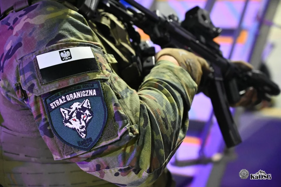 Szturm na samolot i akcja w terminalu. Nocne ćwiczenia służb na lotnisku (ZDJĘCIA) - zdjęcie 7