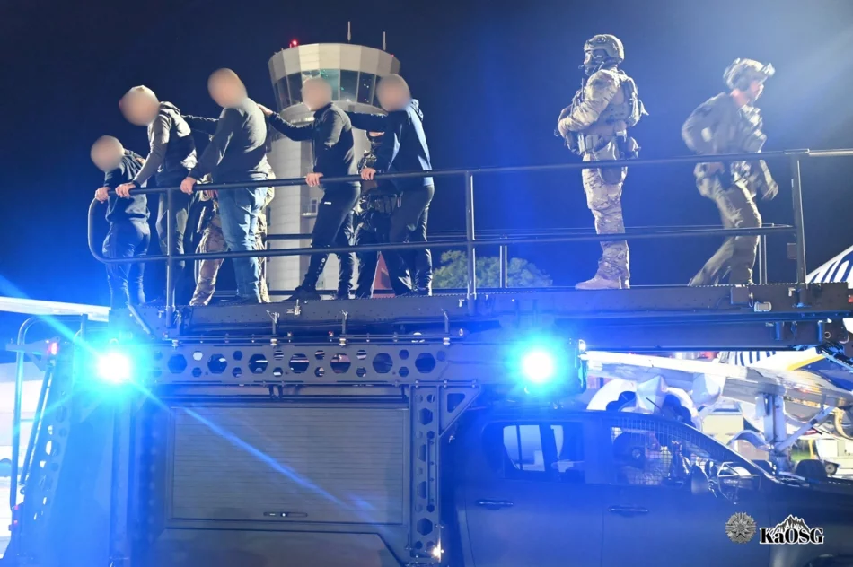 Szturm na samolot i akcja w terminalu. Nocne ćwiczenia służb na lotnisku (ZDJĘCIA) - zdjęcie 10