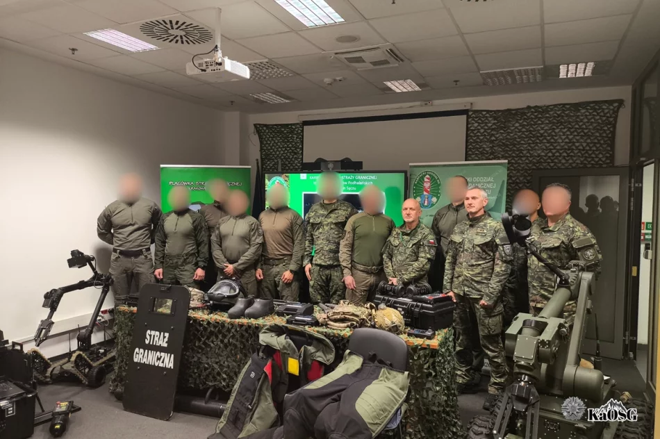 Szturm na samolot i akcja w terminalu. Nocne ćwiczenia służb na lotnisku (ZDJĘCIA) - zdjęcie 11