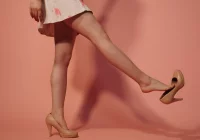 Nie czarne, nie nude – dlaczego beżowe czółenka biją je na głowę? - zdjęcie główne
