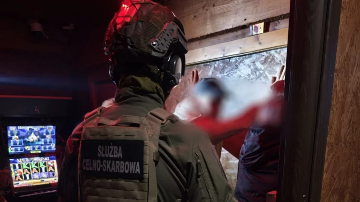 Funkcjonariusze Krajowej Administracji Skarbowej i Policji zabezpieczają nielegalne automaty do gier hazardowych.