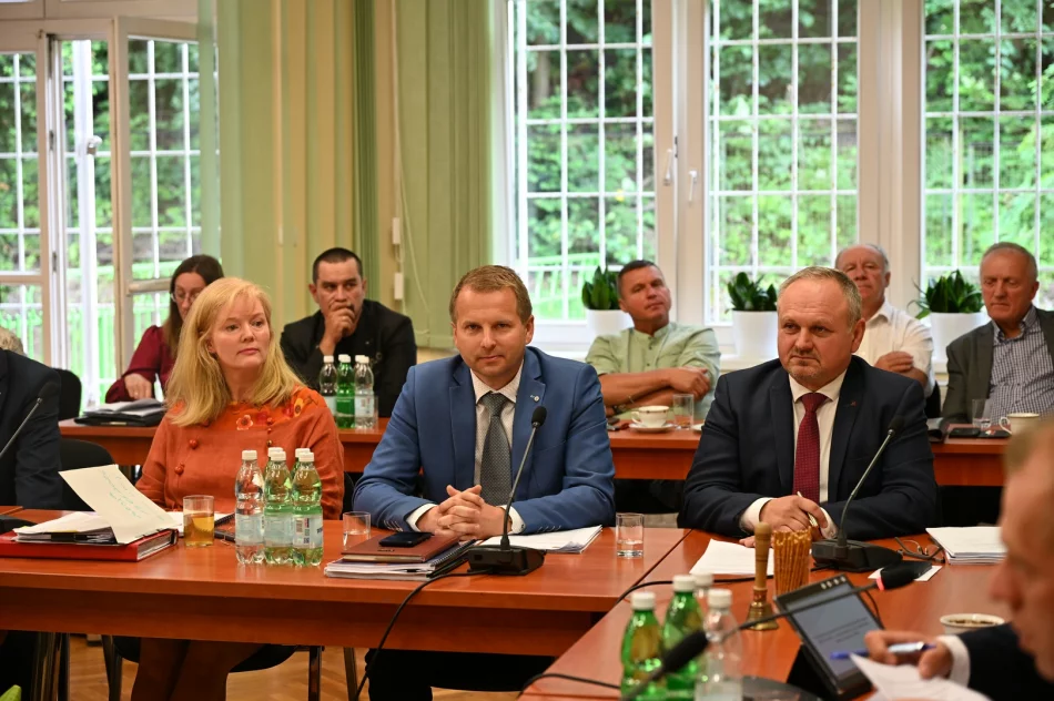JEDNOGŁOŚNE ABSOLUTORIUM ZA 2025 ROK DLA WÓJTA GMINY LIMANOWA - zdjęcie 2