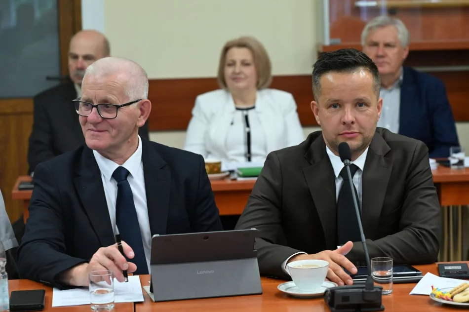 JEDNOGŁOŚNE ABSOLUTORIUM ZA 2025 ROK DLA WÓJTA GMINY LIMANOWA - zdjęcie 7