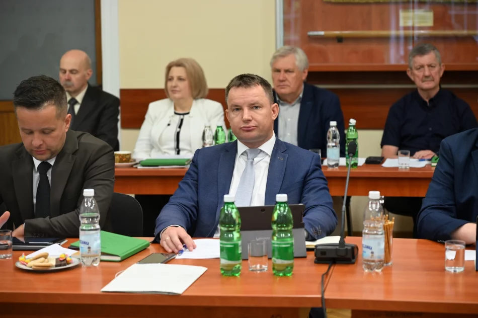 JEDNOGŁOŚNE ABSOLUTORIUM ZA 2025 ROK DLA WÓJTA GMINY LIMANOWA - zdjęcie 8