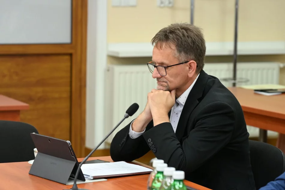 JEDNOGŁOŚNE ABSOLUTORIUM ZA 2025 ROK DLA WÓJTA GMINY LIMANOWA - zdjęcie 11
