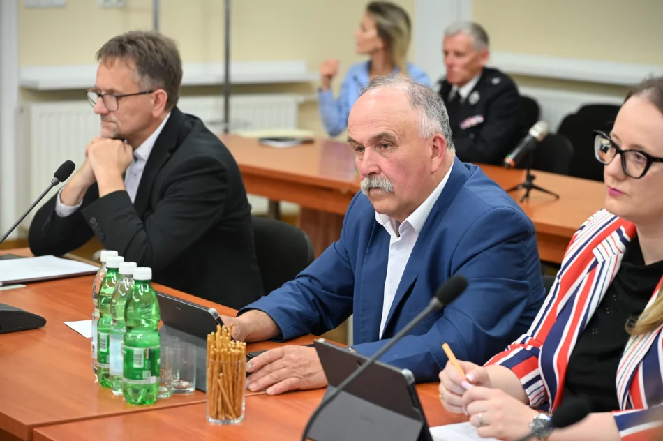 JEDNOGŁOŚNE ABSOLUTORIUM ZA 2025 ROK DLA WÓJTA GMINY LIMANOWA - zdjęcie 12