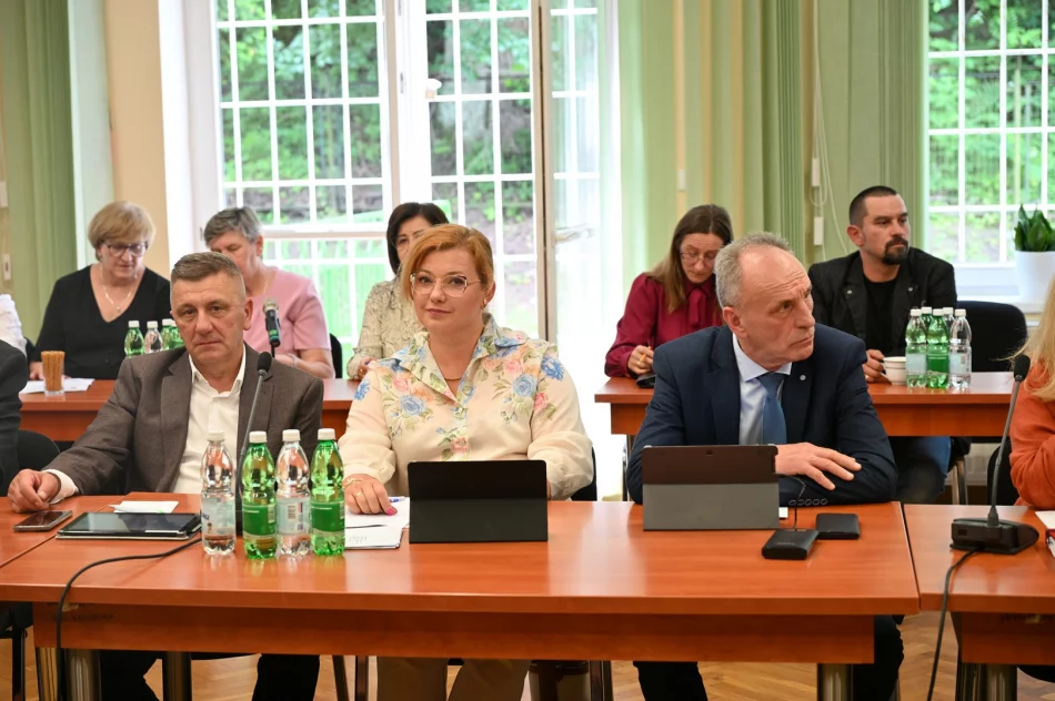 JEDNOGŁOŚNE ABSOLUTORIUM ZA 2025 ROK DLA WÓJTA GMINY LIMANOWA - zdjęcie 16