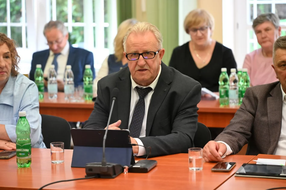 JEDNOGŁOŚNE ABSOLUTORIUM ZA 2025 ROK DLA WÓJTA GMINY LIMANOWA - zdjęcie 17