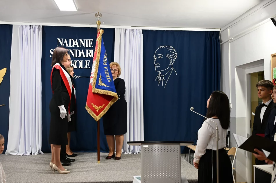 Uroczystość nadania Sztandaru Szkole Podstawowej im. Juliana Tuwima w Kaninie - zdjęcie 2