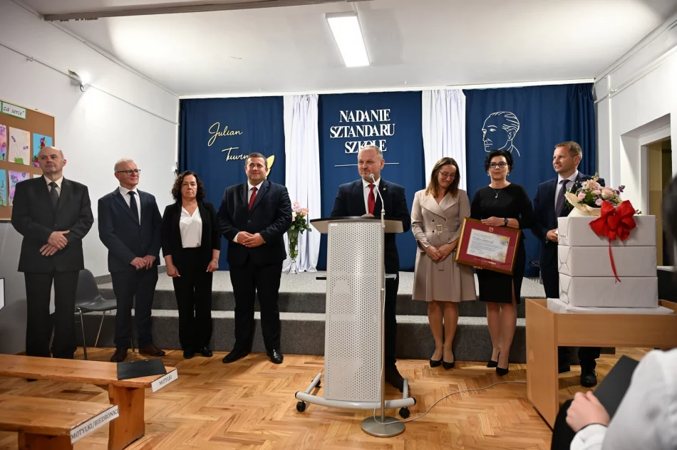 Uroczystość nadania Sztandaru Szkole Podstawowej im. Juliana Tuwima w Kaninie - zdjęcie 3