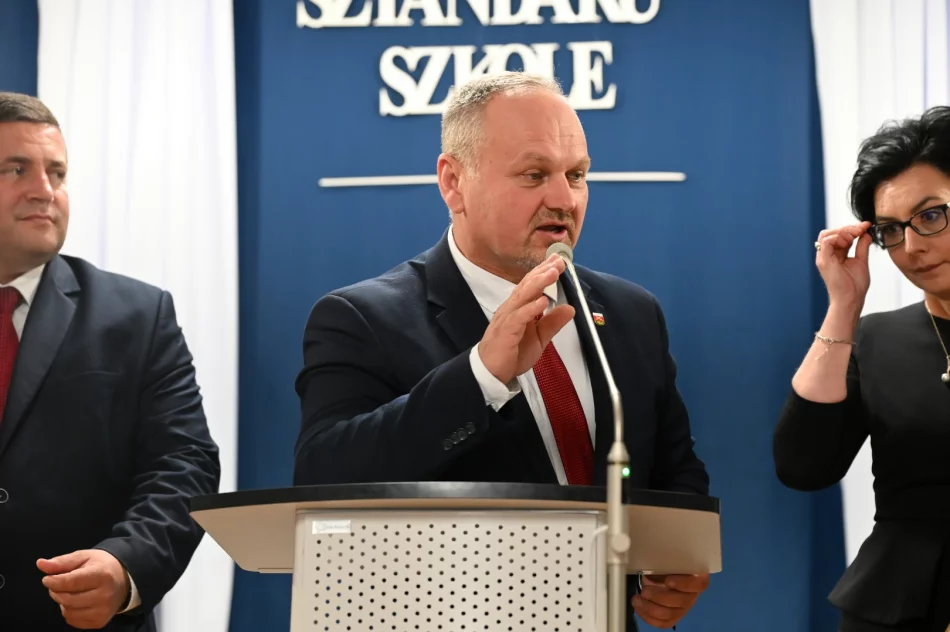 Uroczystość nadania Sztandaru Szkole Podstawowej im. Juliana Tuwima w Kaninie - zdjęcie 4