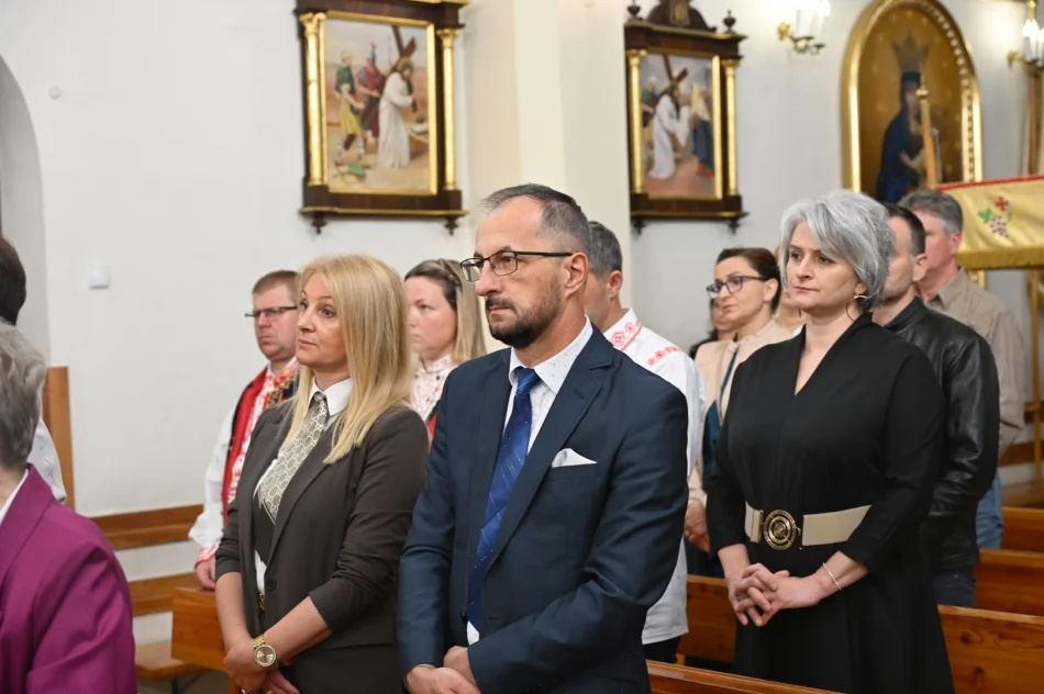 Uroczystość nadania Sztandaru Szkole Podstawowej im. Juliana Tuwima w Kaninie - zdjęcie 16