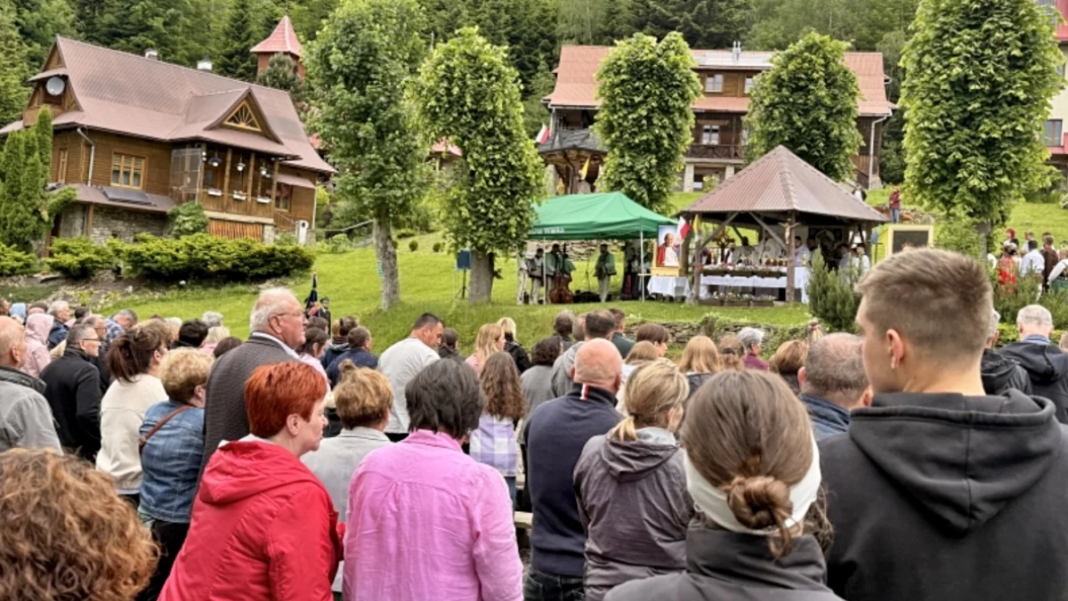 Mieszkańcy w strojach regionalnych oraz stoiska z produktami lokalnymi podczas odpustu na Śnieżnicy